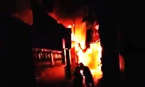 Cột điện cháy dữ dội, người dân Hà Nội chữa cháy trong đêm