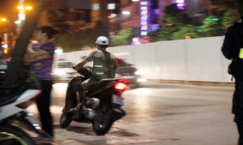 Ảnh: Liều mạng quay đầu xe chạy chốt 141 Hà Nội