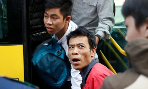 Hành khách bị “bỏ rơi” chen nhau lên xe bus miễn phí về Giáp Bát