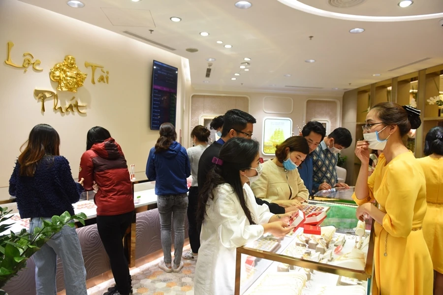 Sợ phải xếp hàng, nhiều người ùn ùn đi mua vàng sát ngày vía Thần Tài