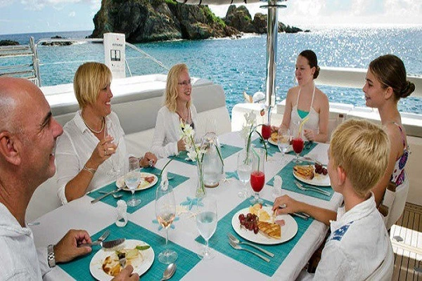 Đời sống cách ly xa hoa của các tỷ phú trên du thuyền