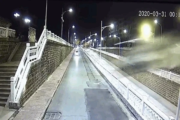 Video: Đạp nhầm chân ga, ô tô con biến dạng sau cú tông kinh hoàng