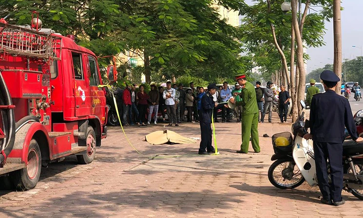 Xe chữa cháy công an quận Tây Hồ va chạm xe máy, 1 người chết