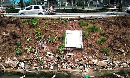 Ảnh: Đường mới sửa xong lại sạt lở đáng sợ ở Hà Nội