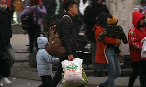 Người dân “tay xách nách mang”, ùn ùn về Thủ đô sau kỳ nghỉ Tết Dương