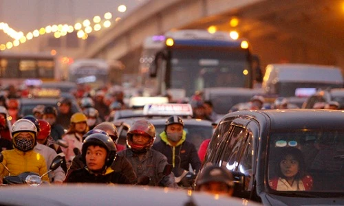 Hàng nghìn người ùn ùn rời HN về quê nghỉ lễ Tết dương lịch