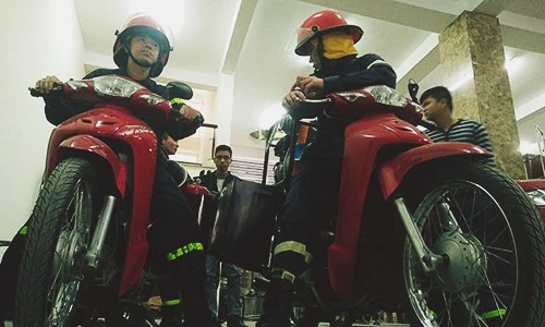 Mục kích xe máy chữa cháy của cảnh sát PCCC Hà Nội