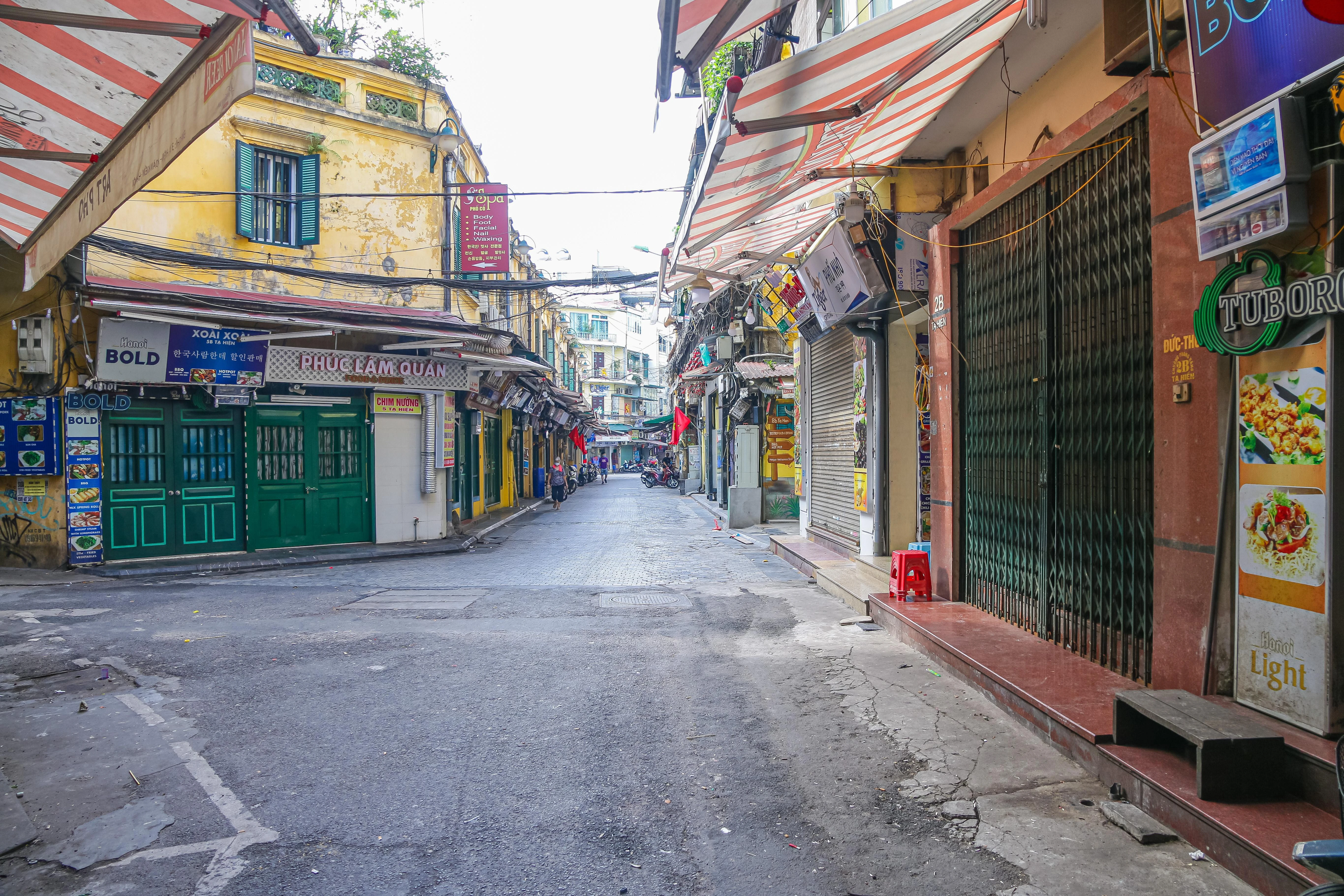 Hà Nội mùa dịch, quán xá 'vắng tanh như chùa Bà Đanh' ngày cuối tuần