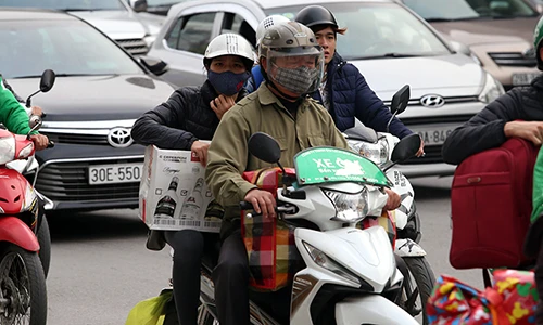 Hàng vạn người đổ về Hà Nội, TPHCM ngày mùng 5 Tết, ùn tắc nhiều nơi