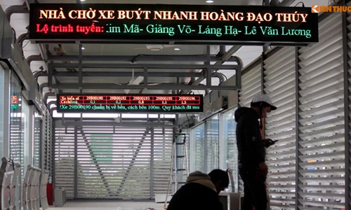 Xe buýt nhanh chưa thể ra phố, nhà chờ vẫn đóng cửa hoàn thiện