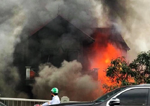 Hình ảnh kinh hoàng hiện trường cháy cửa hàng chăn ga gối đệm