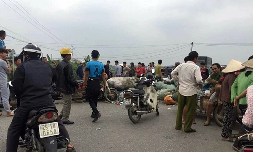 Cả làng kéo nhau đi phản đối đốt rác gây ô nhiễm ở Hà Nội