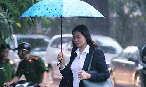 Người dân đội mưa lớn đến viếng Chủ tịch nước Trần Đại Quang