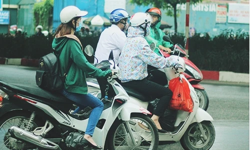 Ngạc nhiên: Chưa vào đông, người Hà Nội đã phải mặc áo ấm