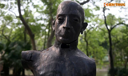 Ám ảnh những bức tượng “chết mòn” ở công viên Hà Nội