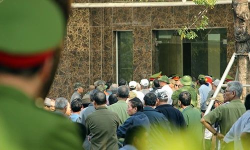 Không mua được vé Việt Nam - Philippines, CĐV quây kín VFF