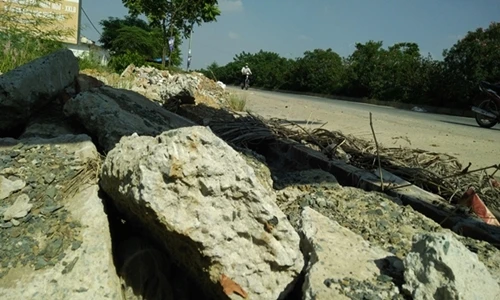 Ảnh: Phế thải xây dựng đổ trộm ngập đại lộ Thăng Long