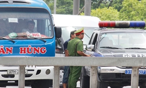 Kệ cảnh sát, xe khách đón trả người ở đường cao tốc trên cao