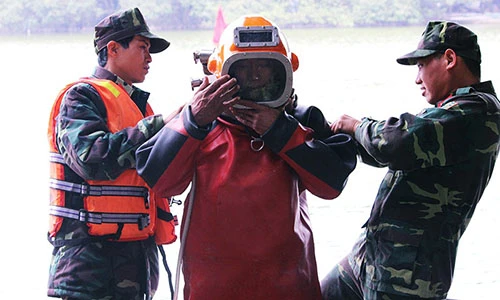 Cận cảnh người nhái ngụp lặn rà phá bom mìn ở hồ Gươm