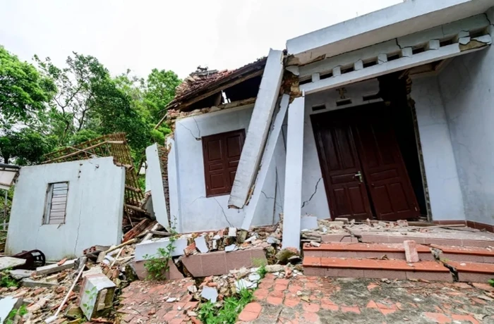 Hãi hùng loạt ngôi nhà bị sụt lún, đổ sập tại đồi Tên Lửa