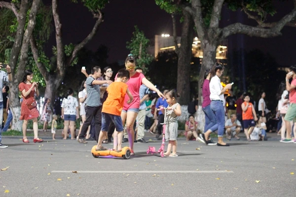 Người Hà Nội thoải mái lăn lê, vui chơi trên phố đi bộ