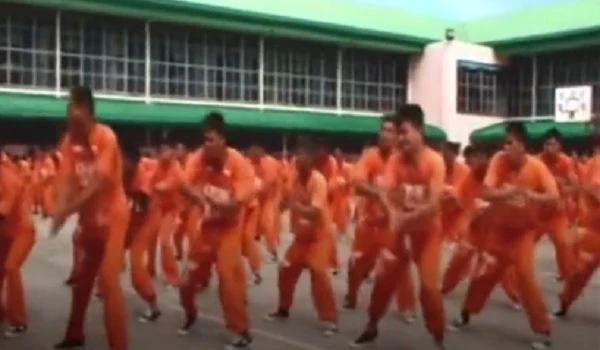 Video: Tròn mắt xem hàng trăm tù nhân Philippines cover vũ đạo 'Sorry Sorry' 