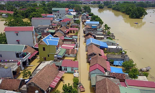 Hà Nội ngập lụt: Sáng 23/7, nhà cửa vẫn chìm trong biển nước