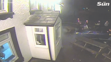 Kinh hoàng khoảnh khắc tài xế lao xe vào đám đông ngoài quán rượu ảnh 1 Kinh hoàng khoảnh khắc tài xế lao xe vào đám đông ngoài quán rượu ảnh 1