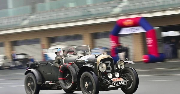 Dàn ô tô cổ nổi tiếng thế giới du xuân ở Hà Nội 