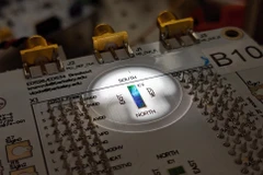 Con chip lượng tử đầu tiên tự tạo và ổn định ánh sáng