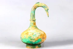 Bí mật rùng mình bên trong bình thiên nga 2.000 năm tuổi