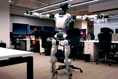 Thích thú xem robot Trung Quốc thư giãn cực chill xả stress