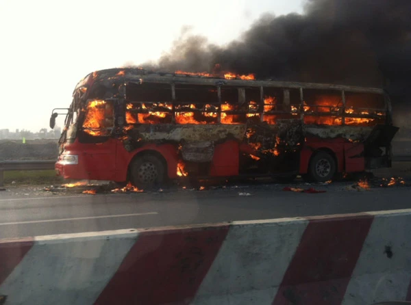 Xe khách cháy ngùn ngụt trên đường Pháp Vân