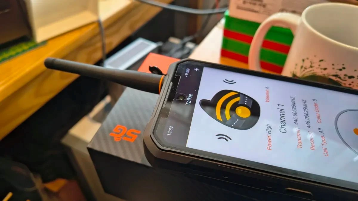 Điện thoại pin 20.000 mAh, bộ đàm, giá chưa 10 triệu