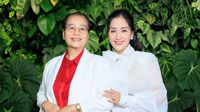 Mẹ đẻ Khánh Thi đẹp quý phái ở tuổi U80