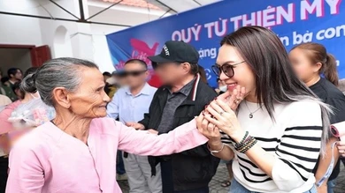 Mỹ Tâm và gia đình Lý Hải lan tỏa yêu thương, trao quà Tết cho người khó khăn