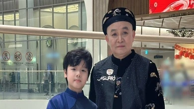 Diễn viên nhí Bảo Nam đóng chung phim với nghệ sĩ Xuân Hinh trong phim Tết