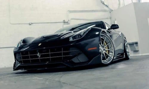 Sức hút lạc tông của “siêu ngựa đen” Ferrari F12 Berlinetta