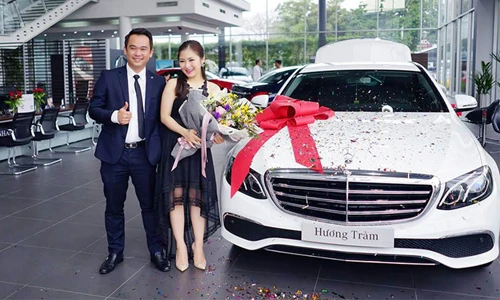 "Soi" xe sang Mercedes giá 2,1 tỷ của ca sĩ Hương Tràm