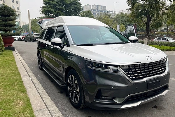 Kia Carnival Royal 4 chỗ từ 2,679 tỷ tại Việt Nam, logo gây tò mò