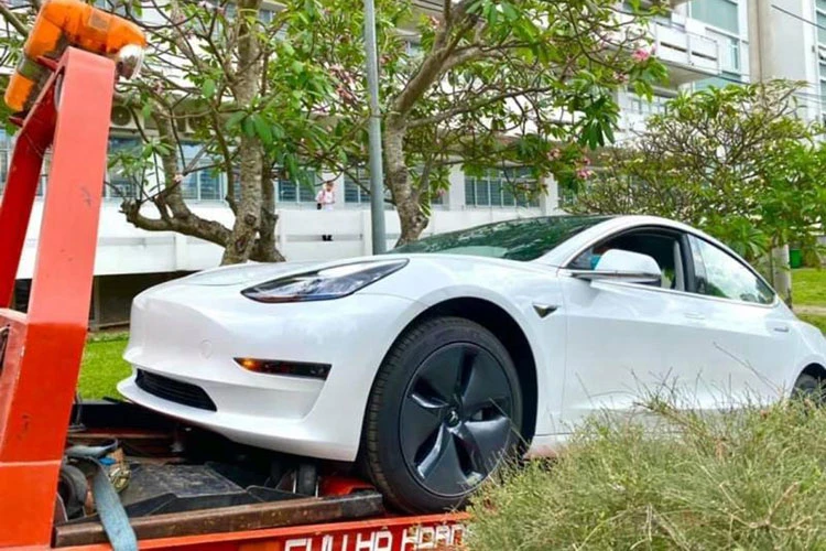 Xe Tesla Model 3 tiền tỷ về Việt Nam phục vụ sinh viên học tập