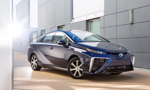 Xe “xanh” 1,24 tỉ của Toyota chạy bằng... phân bò