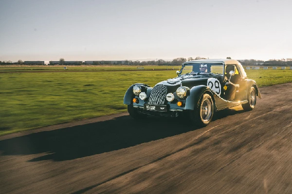 Chiếc Morgan Plus Four đặc biệt mừng 60 năm chiến thắng Le Mans