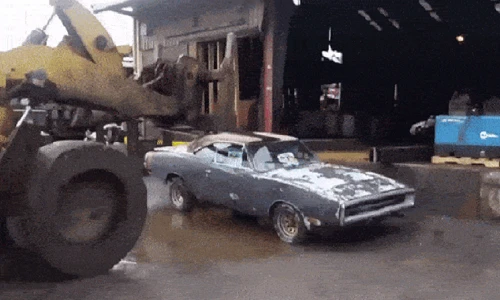 Rao bán toàn bị trả giá thấp, chủ xe đập nát Dodge Charger 
