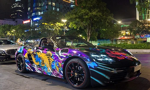 Dân chơi Sài Gòn chi 50 triệu dán cá Koi lên Porsche 718 Boxster