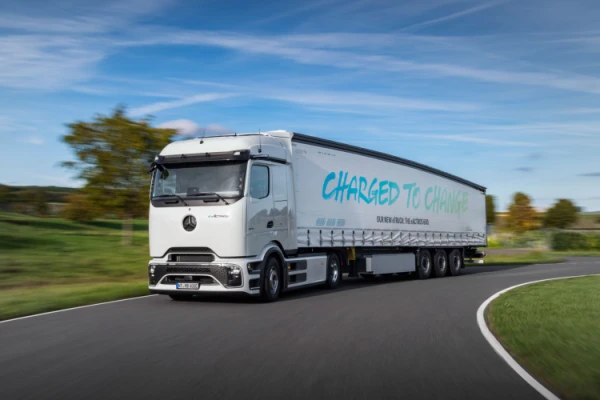 Mercedes-Benz eActros 600 - xe tải điện "khủng long" chạy 500 km/sạc