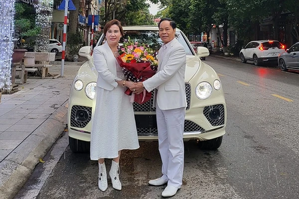 Vợ chồng đại gia U60 Bắc Ninh tậu Bentley Bentayga V8 hơn 20 tỷ
