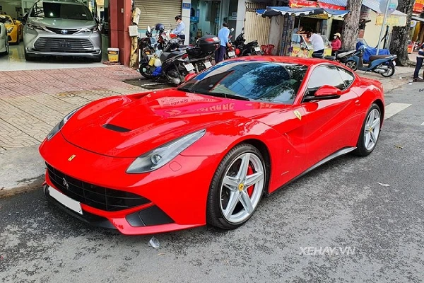 Ferrari F12 Berlinetta 10 năm tuổi ở Việt Nam vẫn "chất phát ngất"