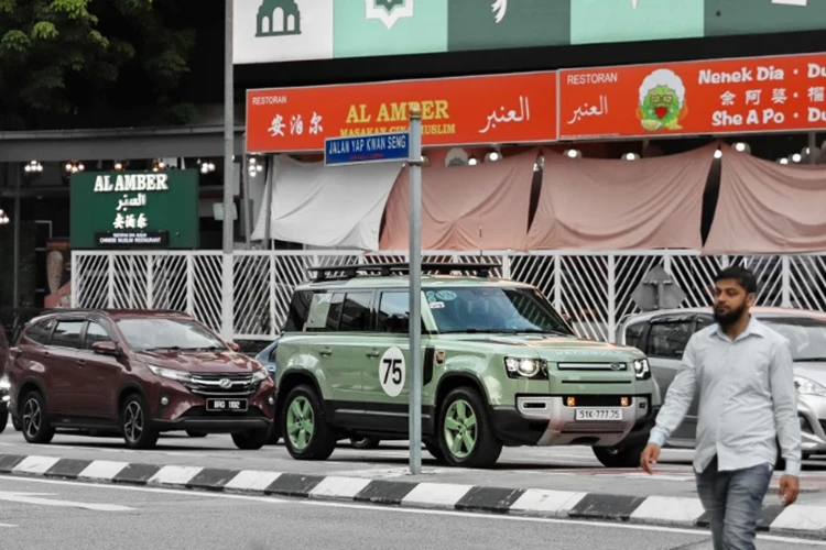 "Tóm gọn" Land Rover Defender hơn 7 tỷ của đại gia Việt ở Malaysia