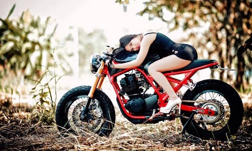 Mẫu Việt so dáng cùng “hàng hiếm” Yamaha SRX 250 độ